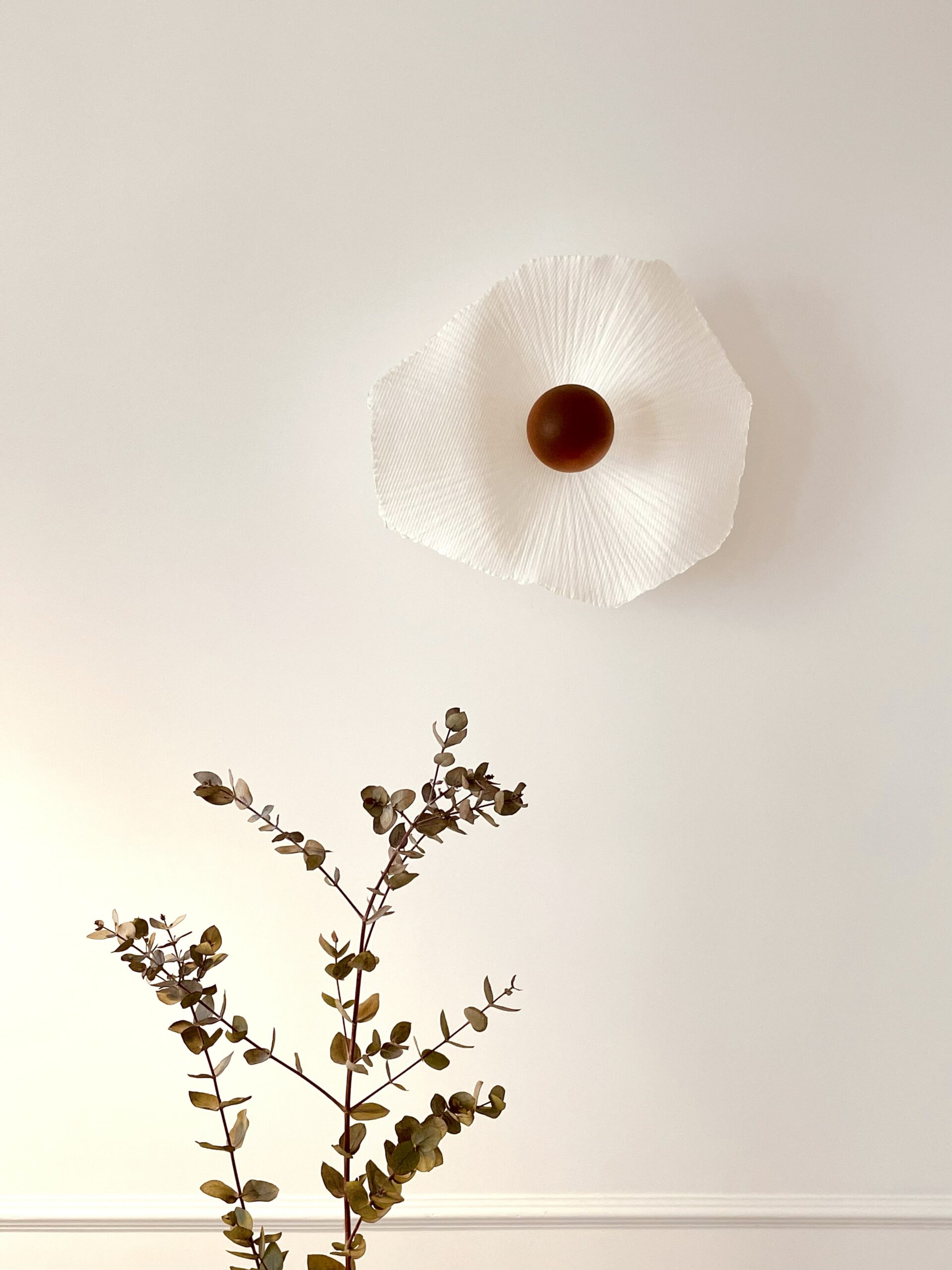 applique fleur ; ampoule cuivre ; décoration appartement haussmannien