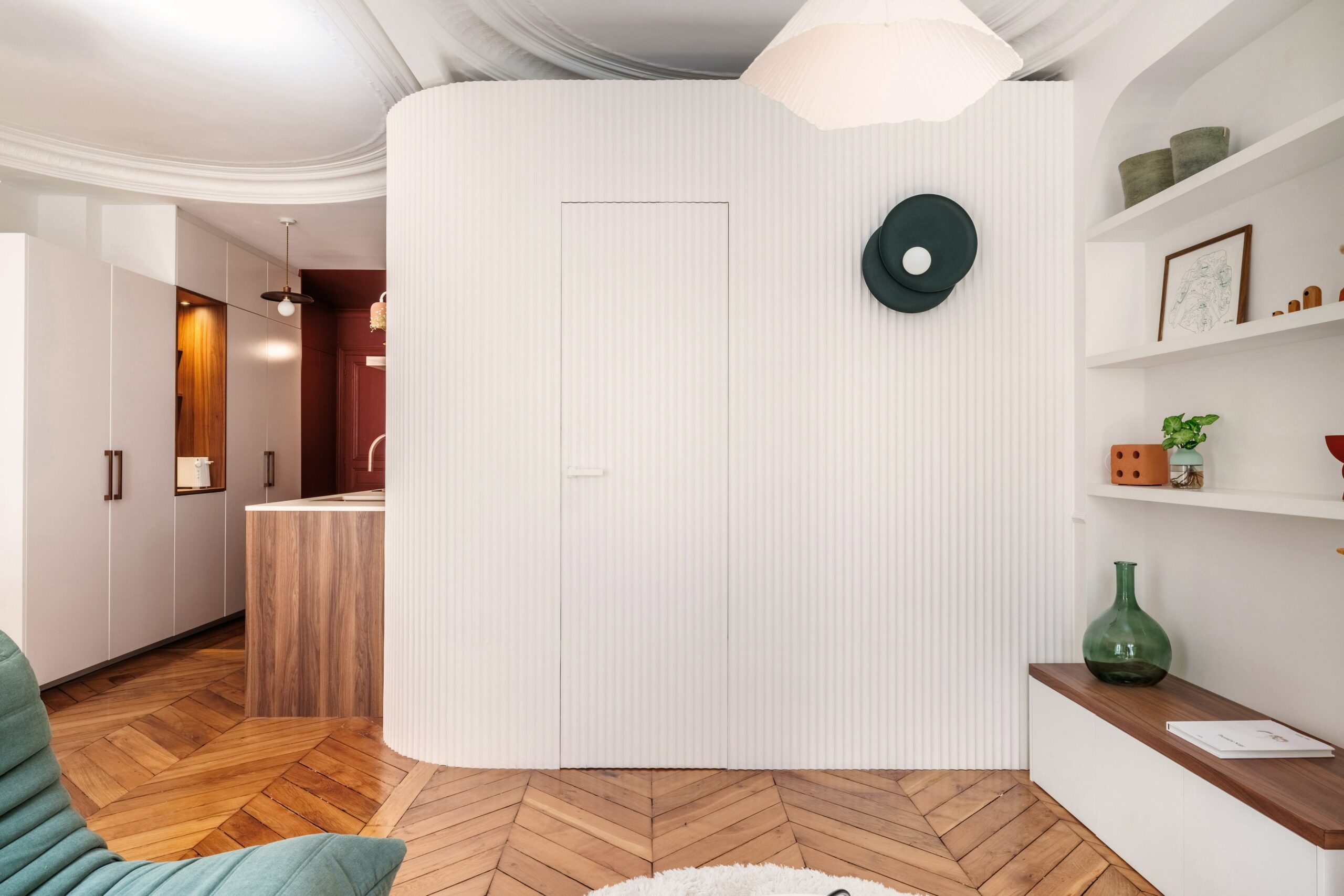 revêtement mural plissé ; mur courbe ; porte invisible ; corniche plafond ovale