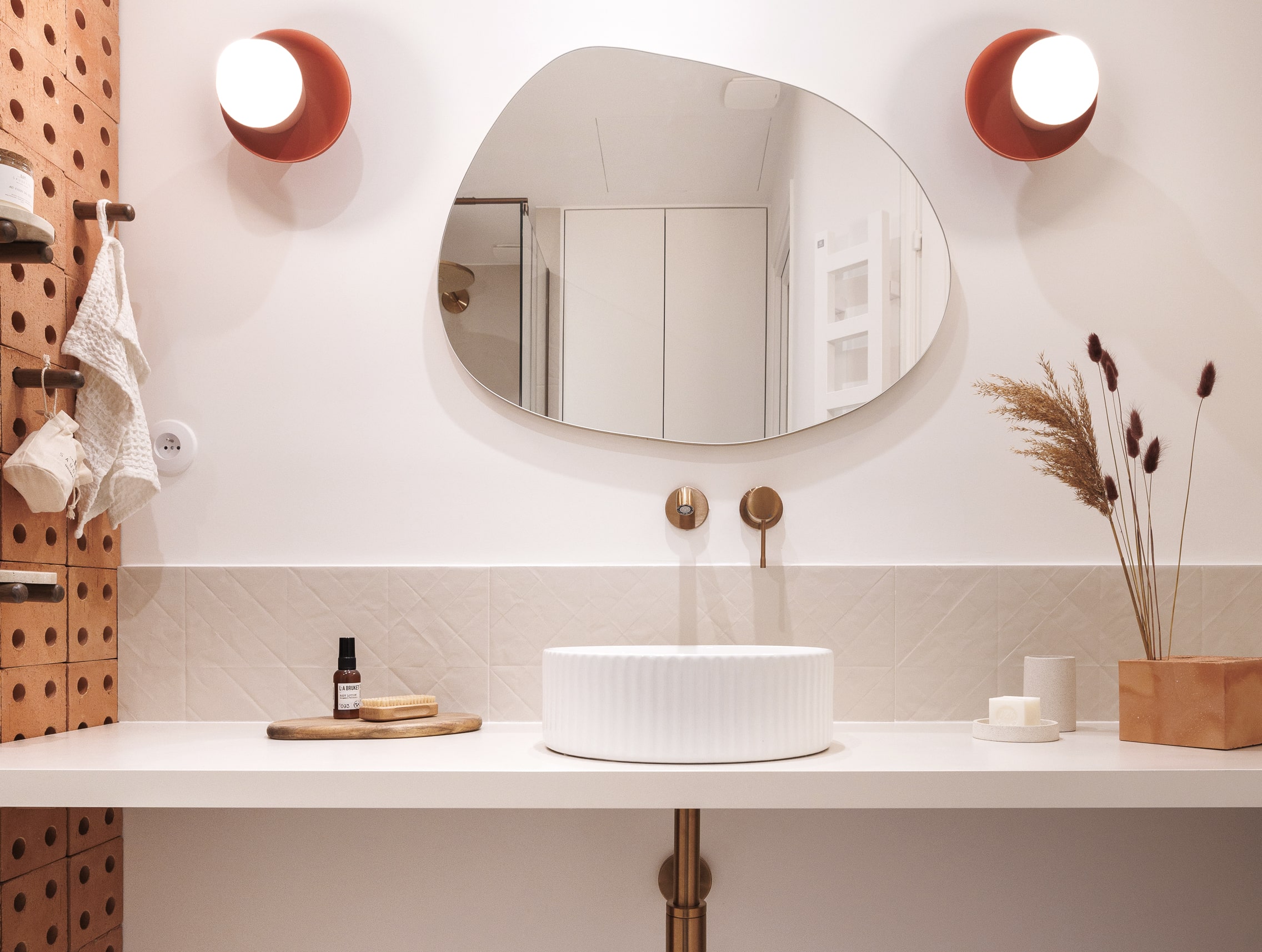 salle de bain minimaliste ; miroir organique ; applique salle de bain