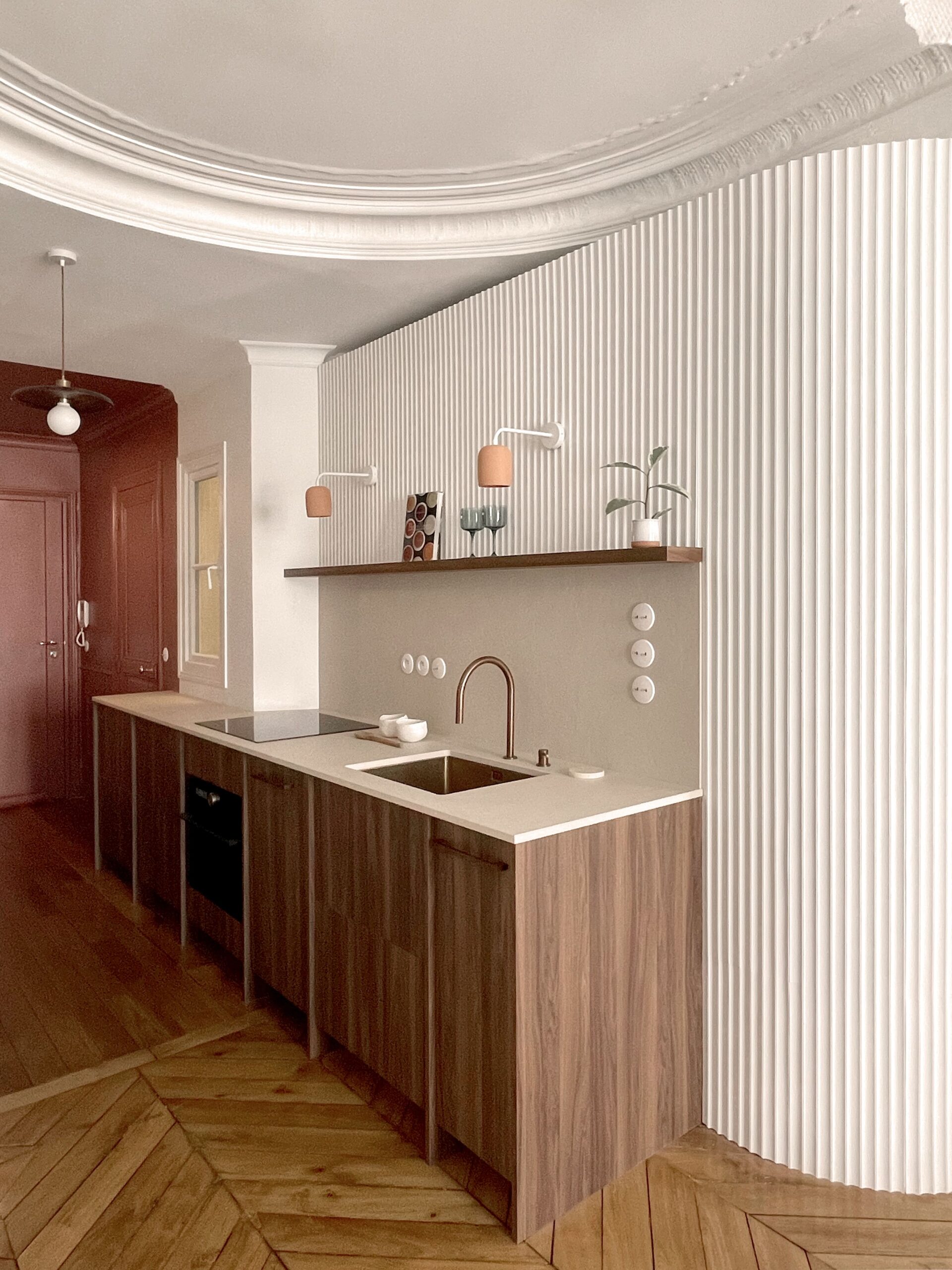 plan de travail dekton ; moulure plafond arrondie