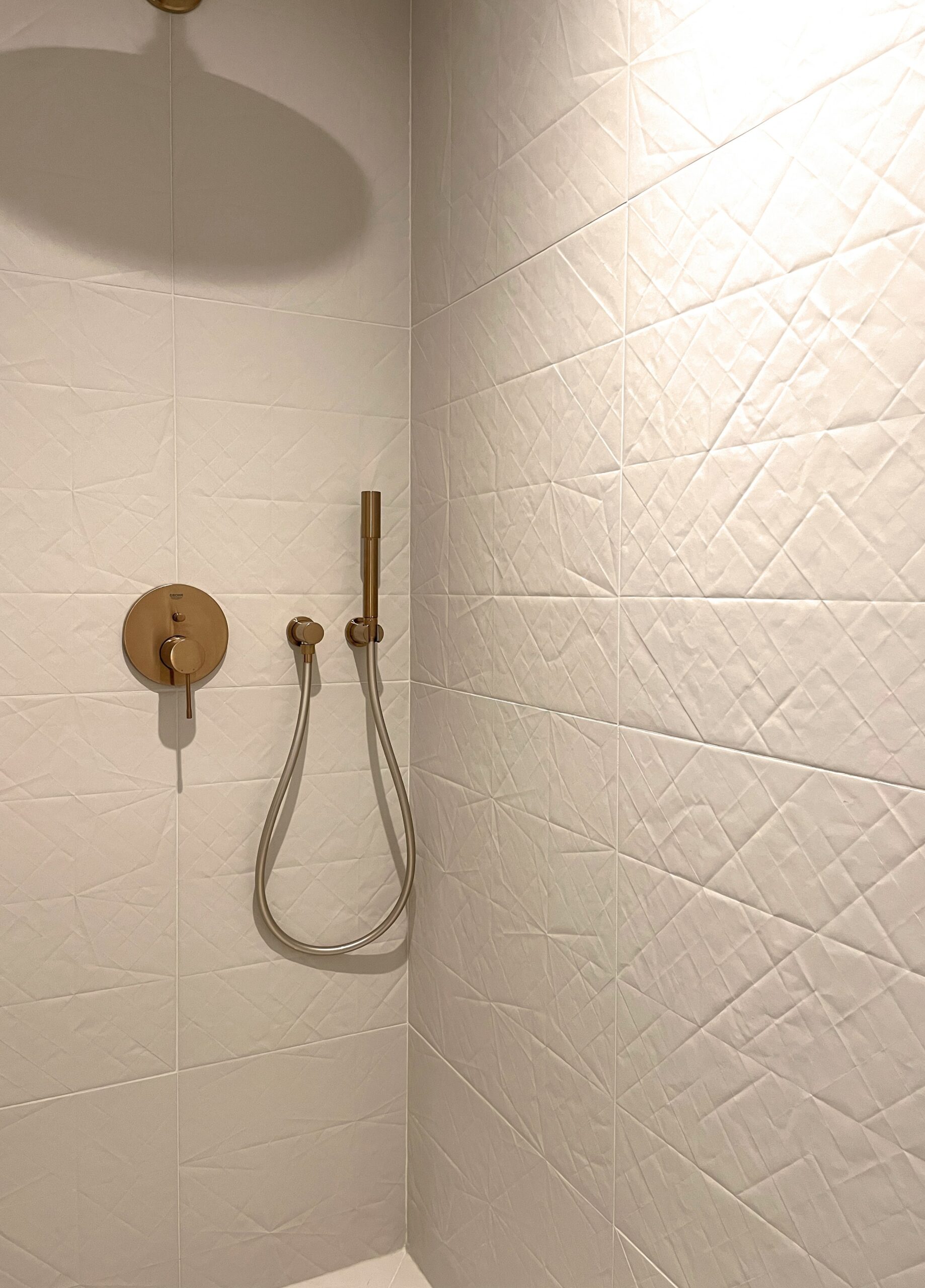 carrelage douche italienne ; carrelage origami ; carrelage mutina folded