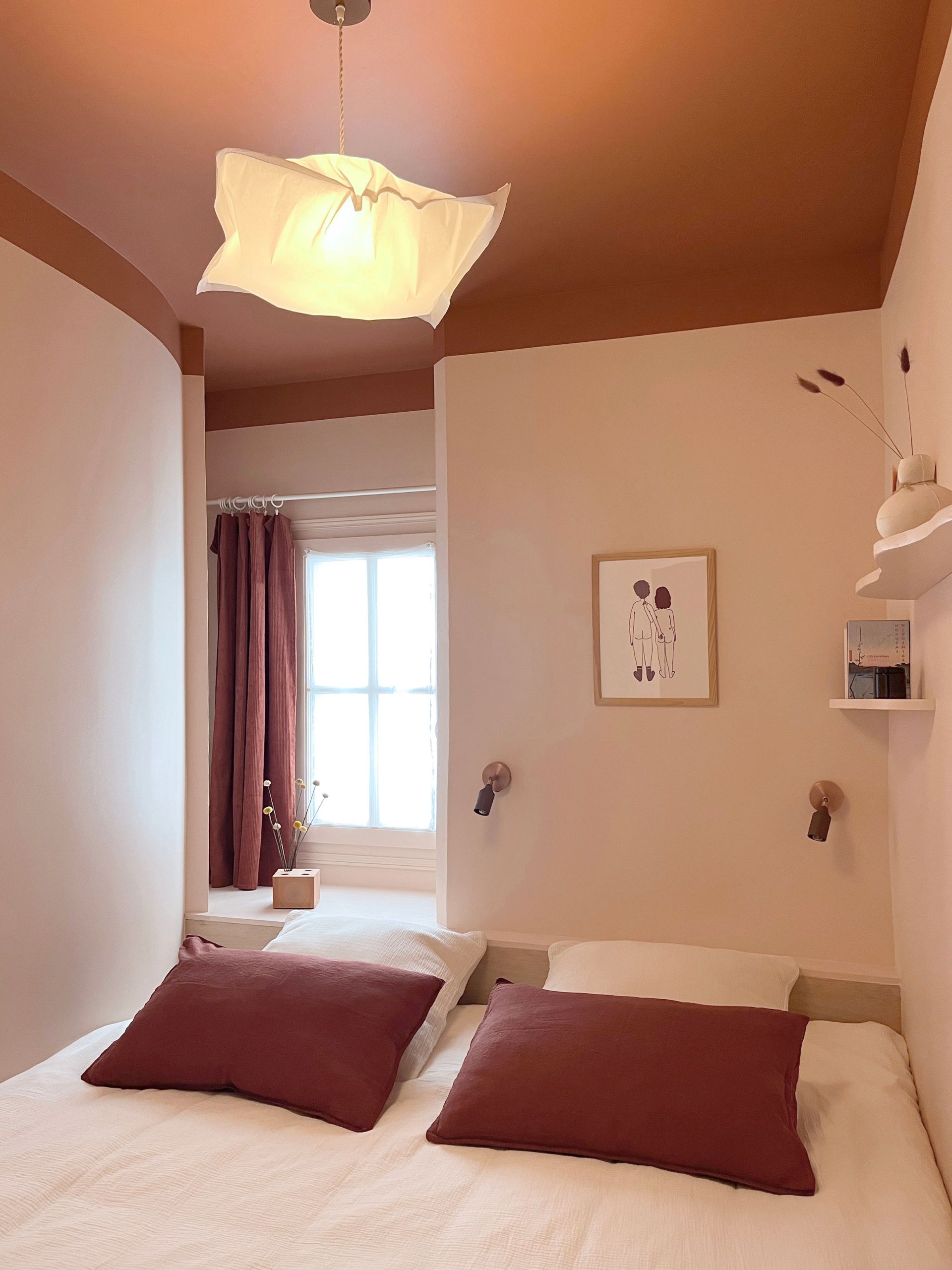 plafond couleur ; peinture plafond ; chambre minuscule