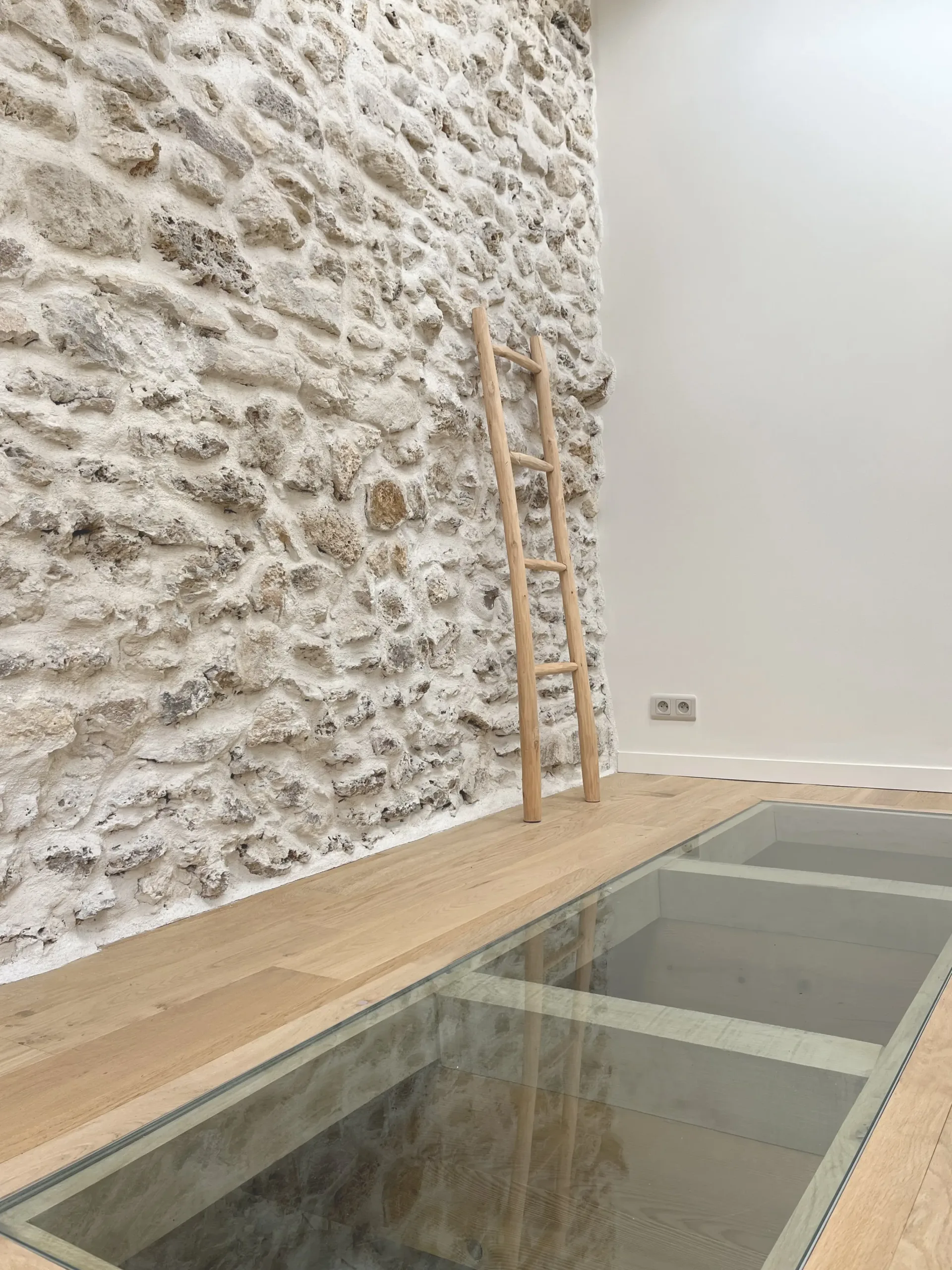 plancher verre - plancher vitré - pierre et verre - mur intérieur en pierre