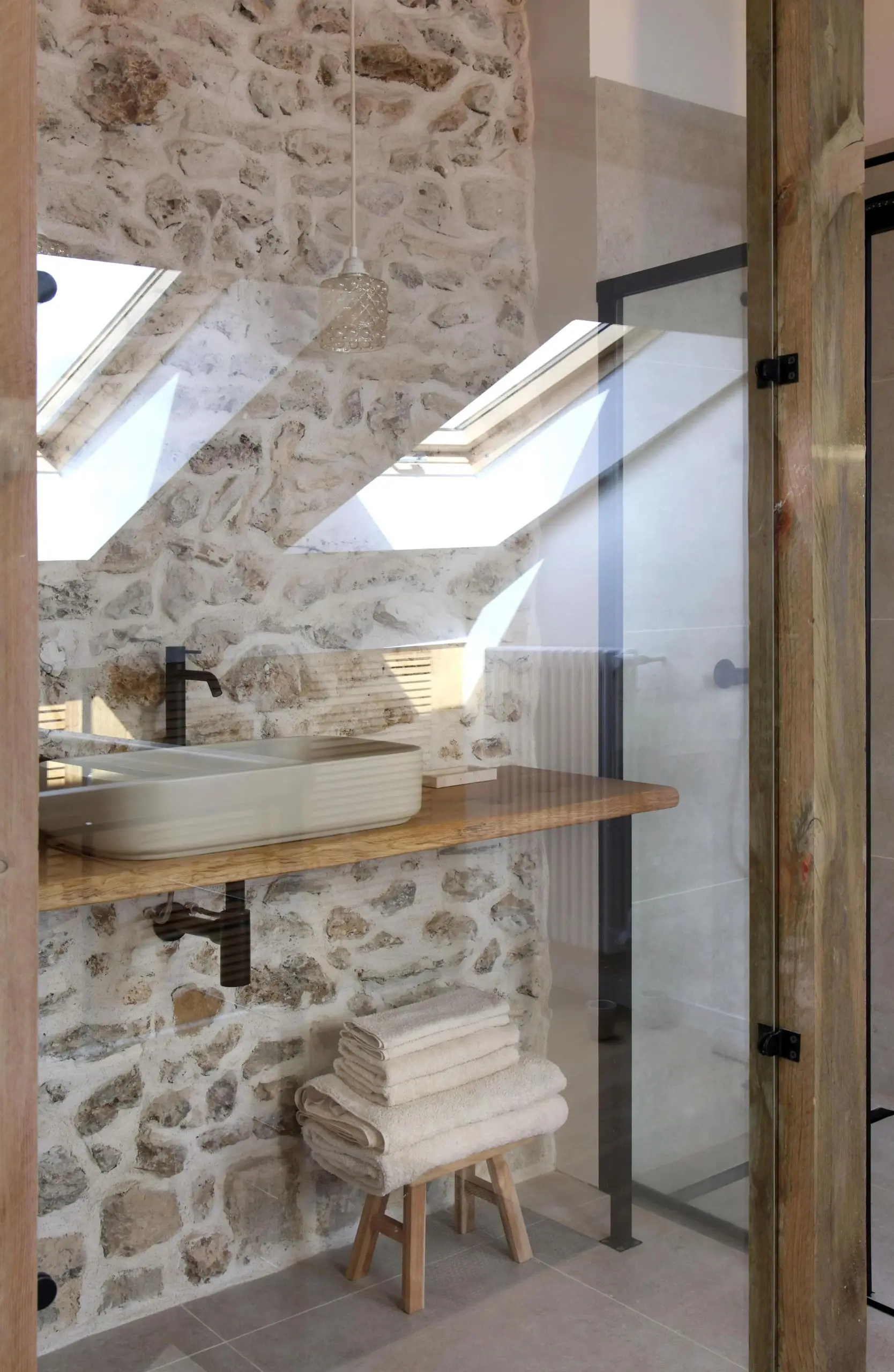 salle de bain vitrée - salle de bain pierre bois - vasque cielo