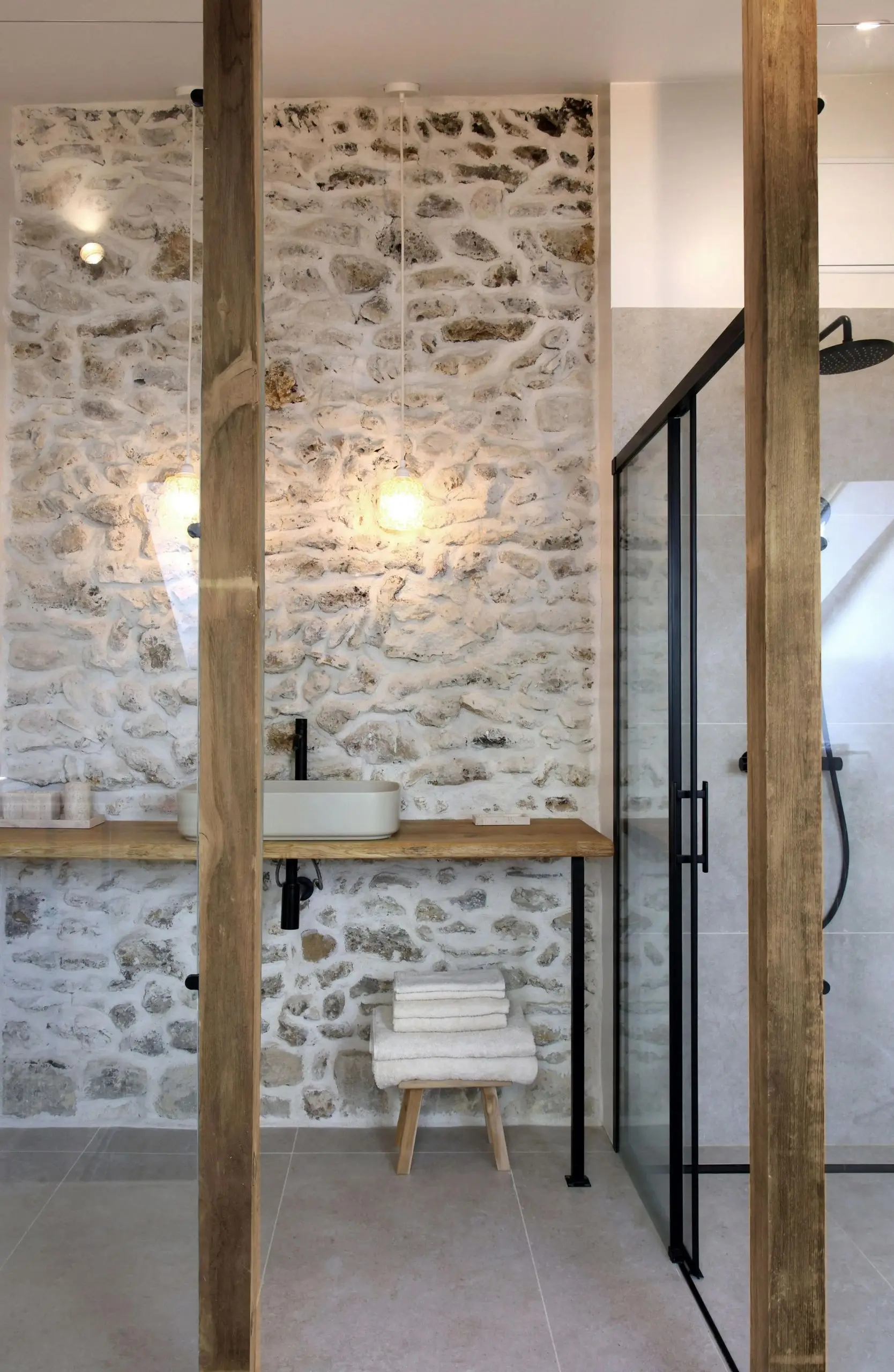 salle de bain poutres - salle de bain minimaliste - salle de bain wabi sabi