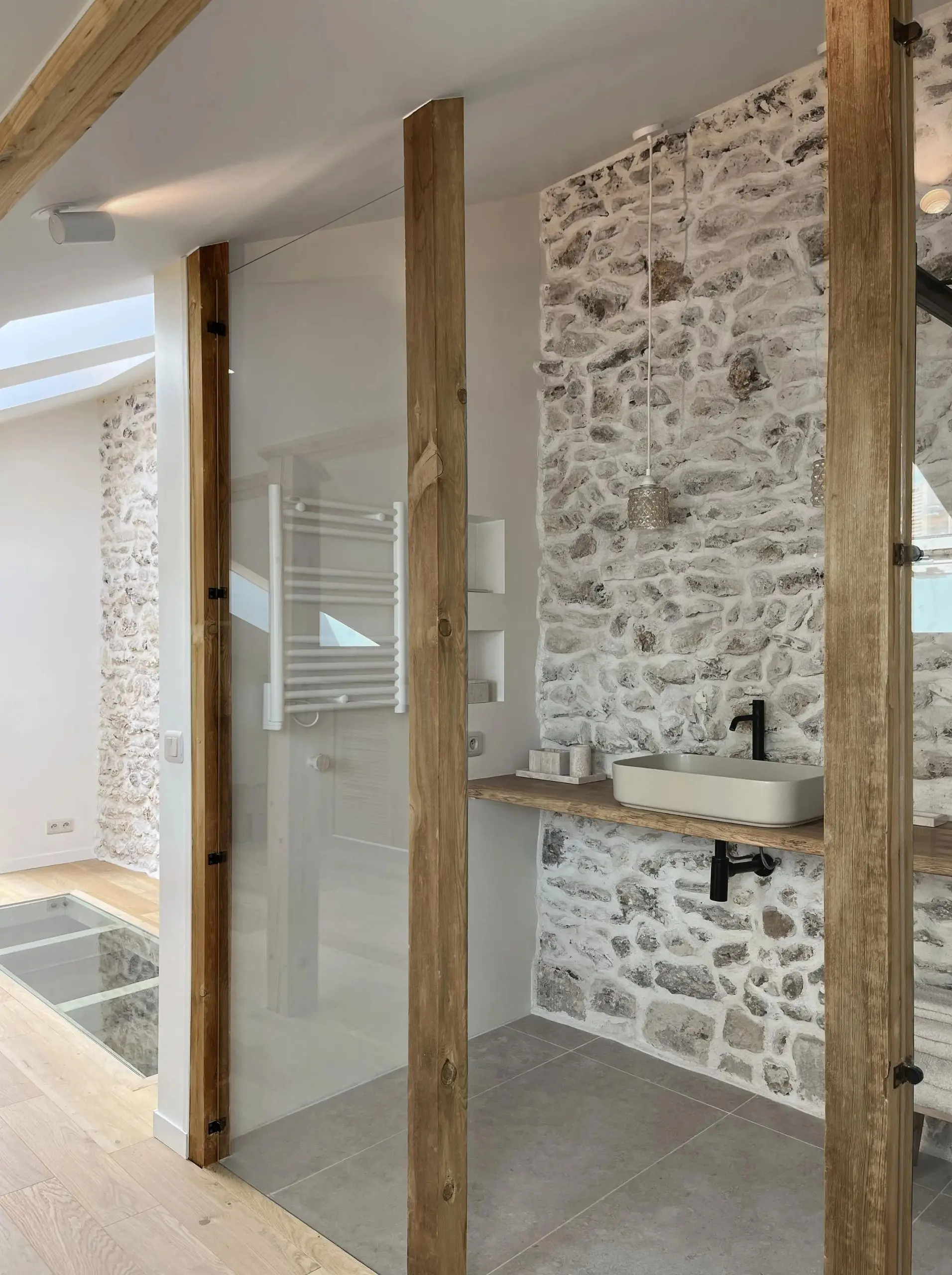 salle de bain vitrée - cloison bois verre - salle de bain minimale