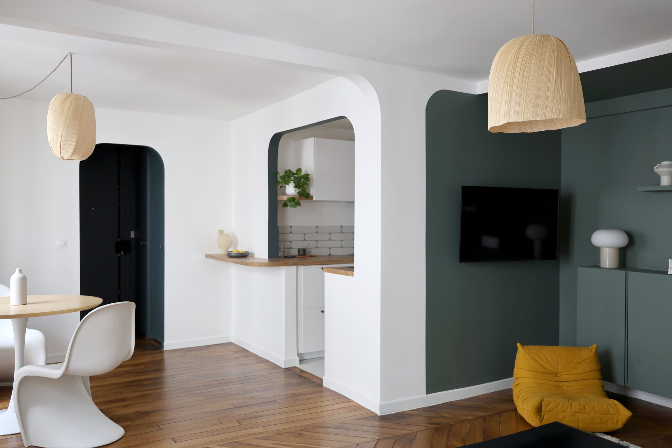 deux_pièces_design ; appartement_blanc_vert ; ligne_roset_togo ; rénovation_parquet