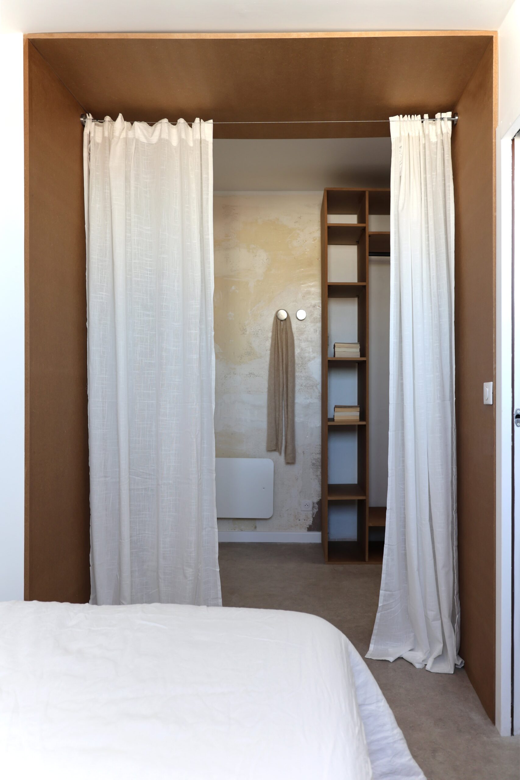 agencement petit appartement ; appartement minimaliste ; rénovation brute ; blanc et bois déco ; décoration minimaliste