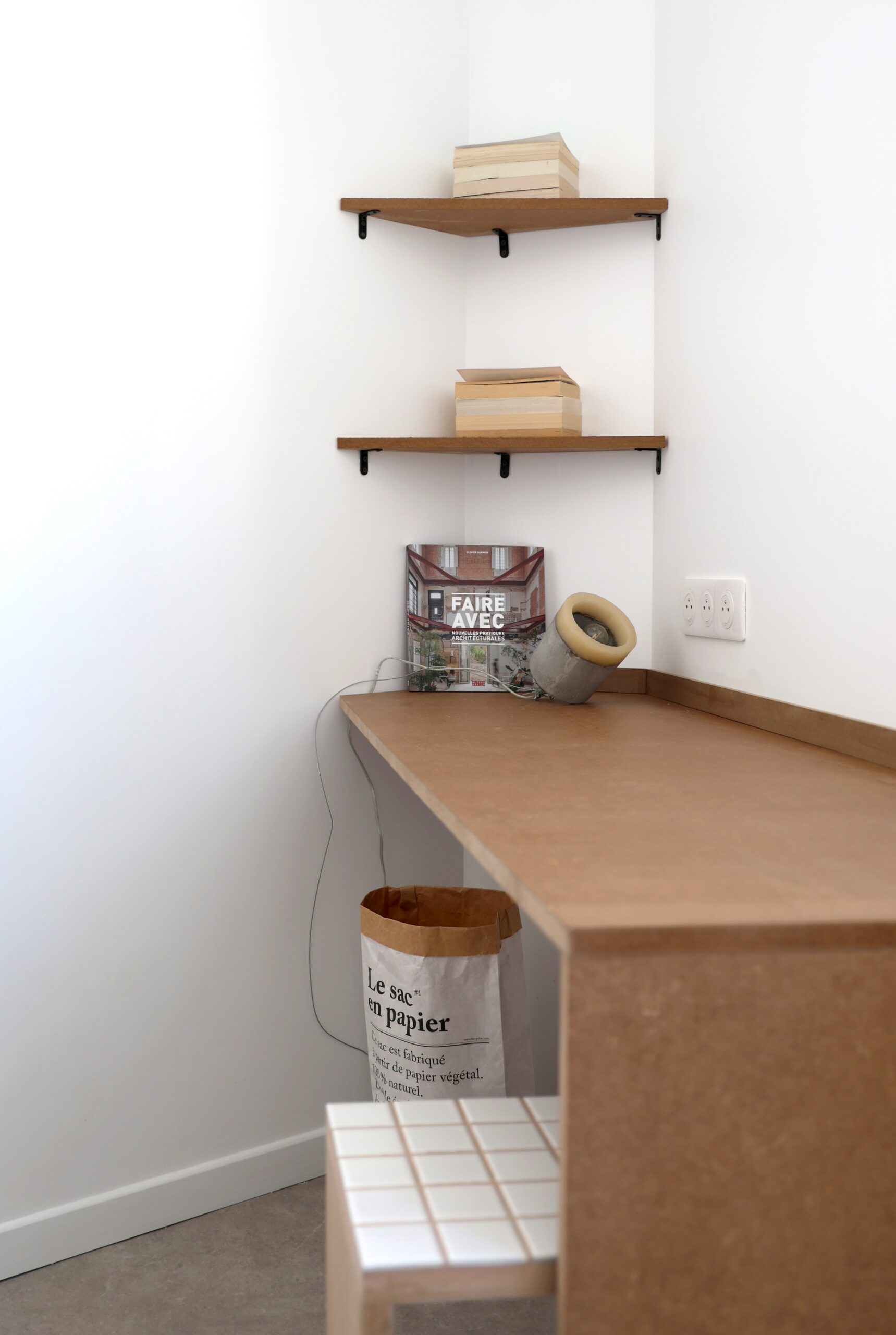 coin bureau ; coin bureau salon ; MDF vernis ; sac en papier merci