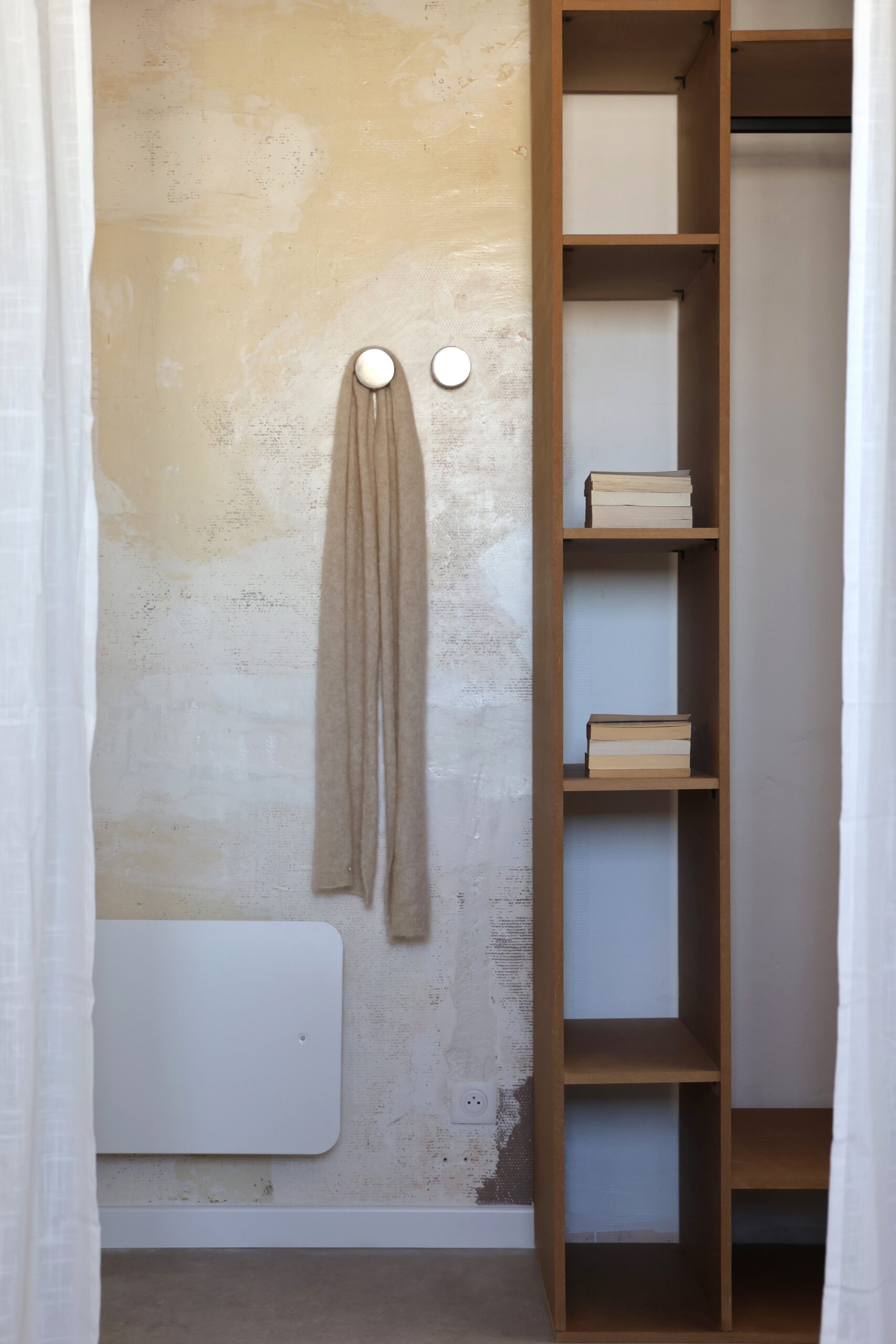 rénovation brute ; mur brut ; rangement entrée ; appartement minimaliste ; décoration brutaliste
