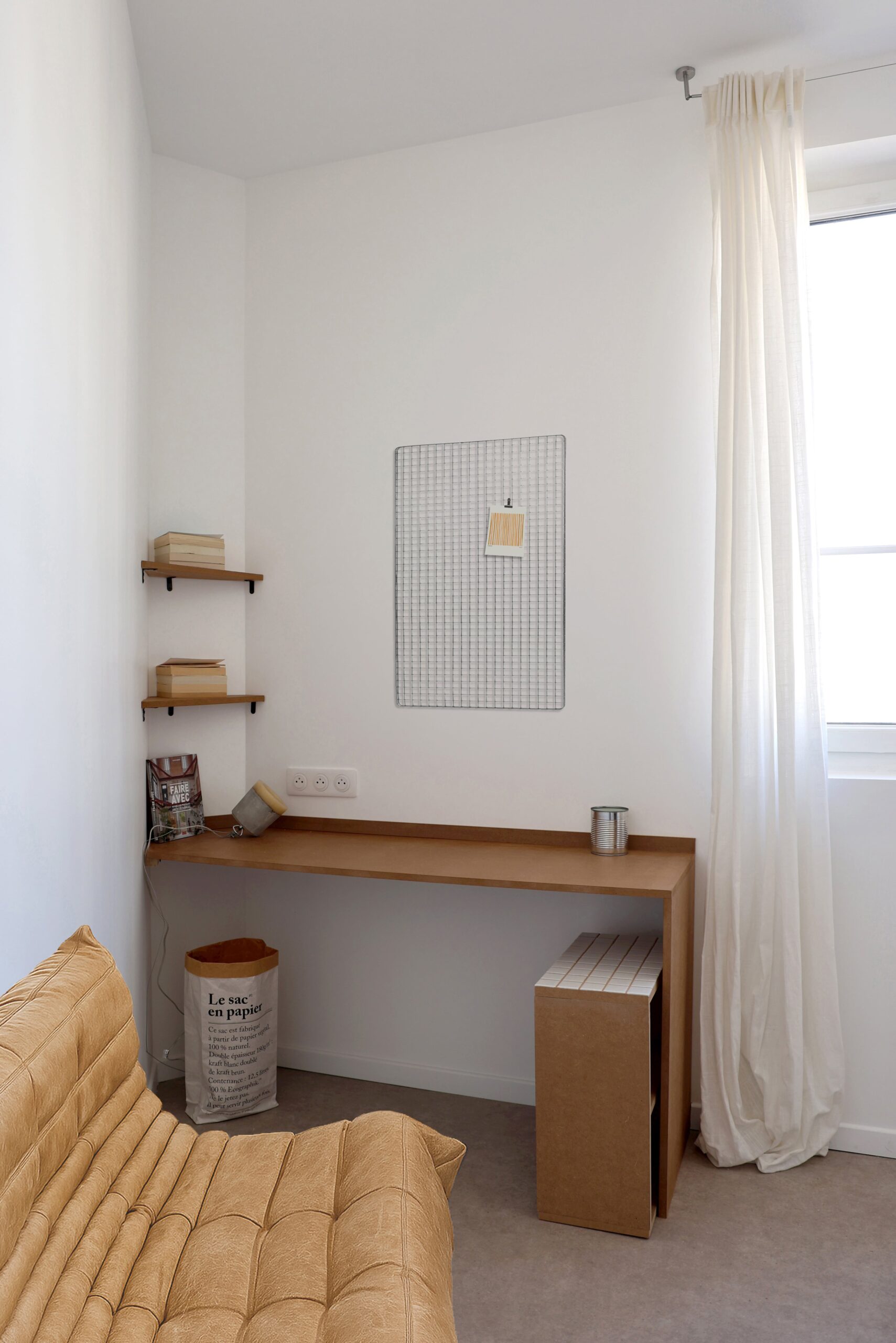 coin bureau ; bureau MDF ; banquette togo ; ligne roset togo