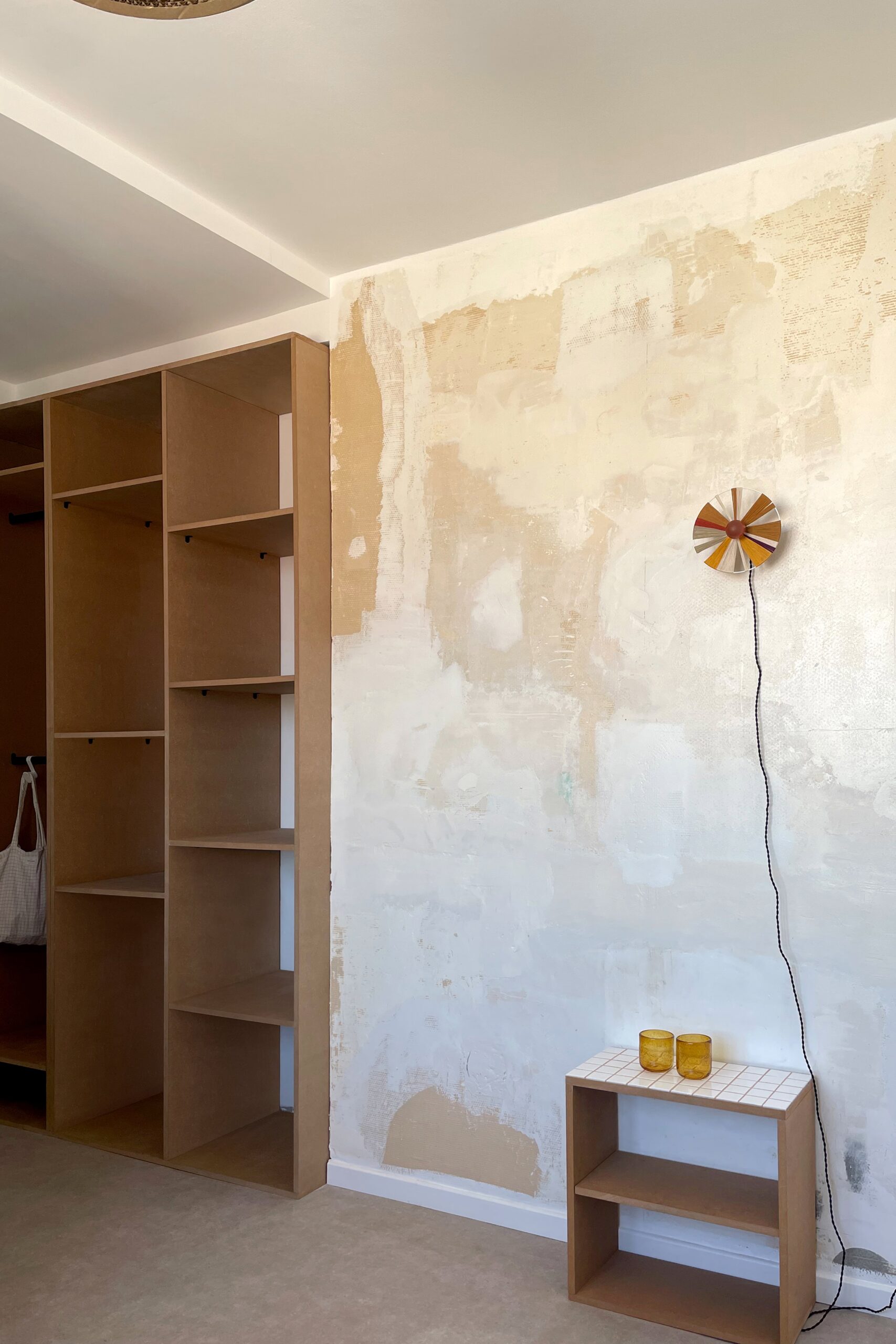 mur brut ; appartement minimaliste ; agencement MDF vernis