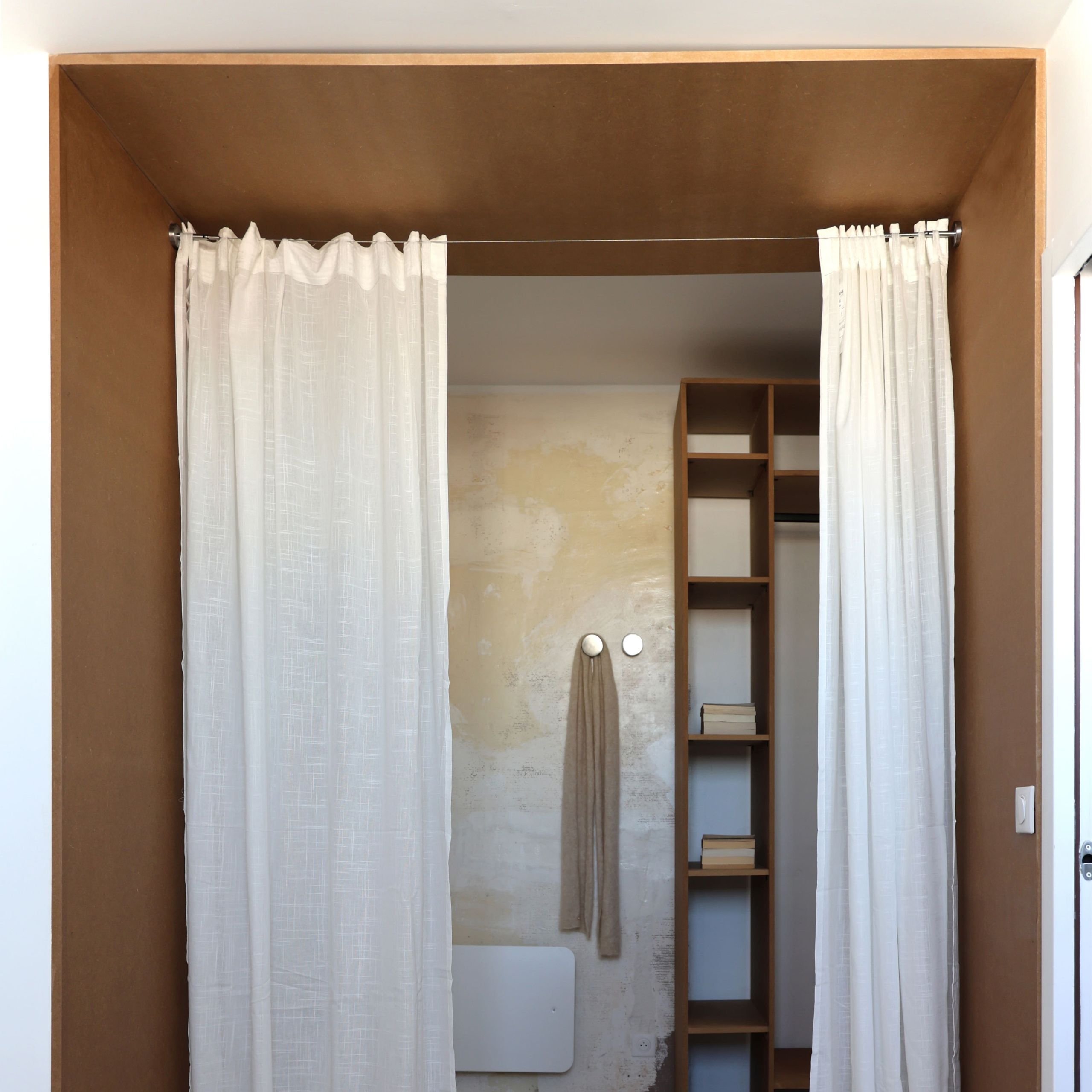 rénovation deux pièces ; aménagement deux pièces ; mur brut ; décoration brutalité