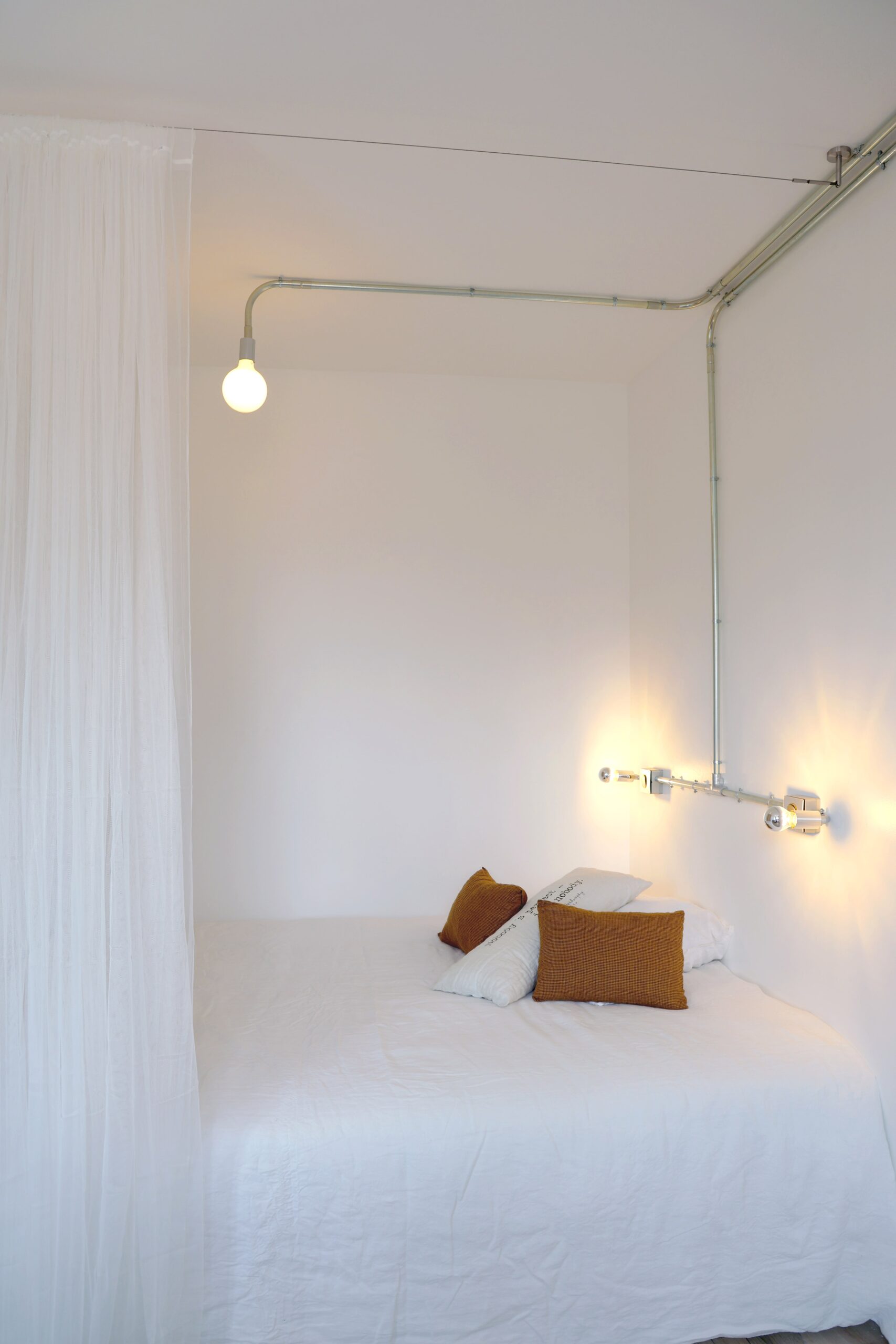 coin_nuit_studio ; décoration_gaine_apparente ; éclairage_chambre ; coin_nuit_cabine ; studio_avec_lit_et_canapé ; cloison_amovible ; mini_chambre