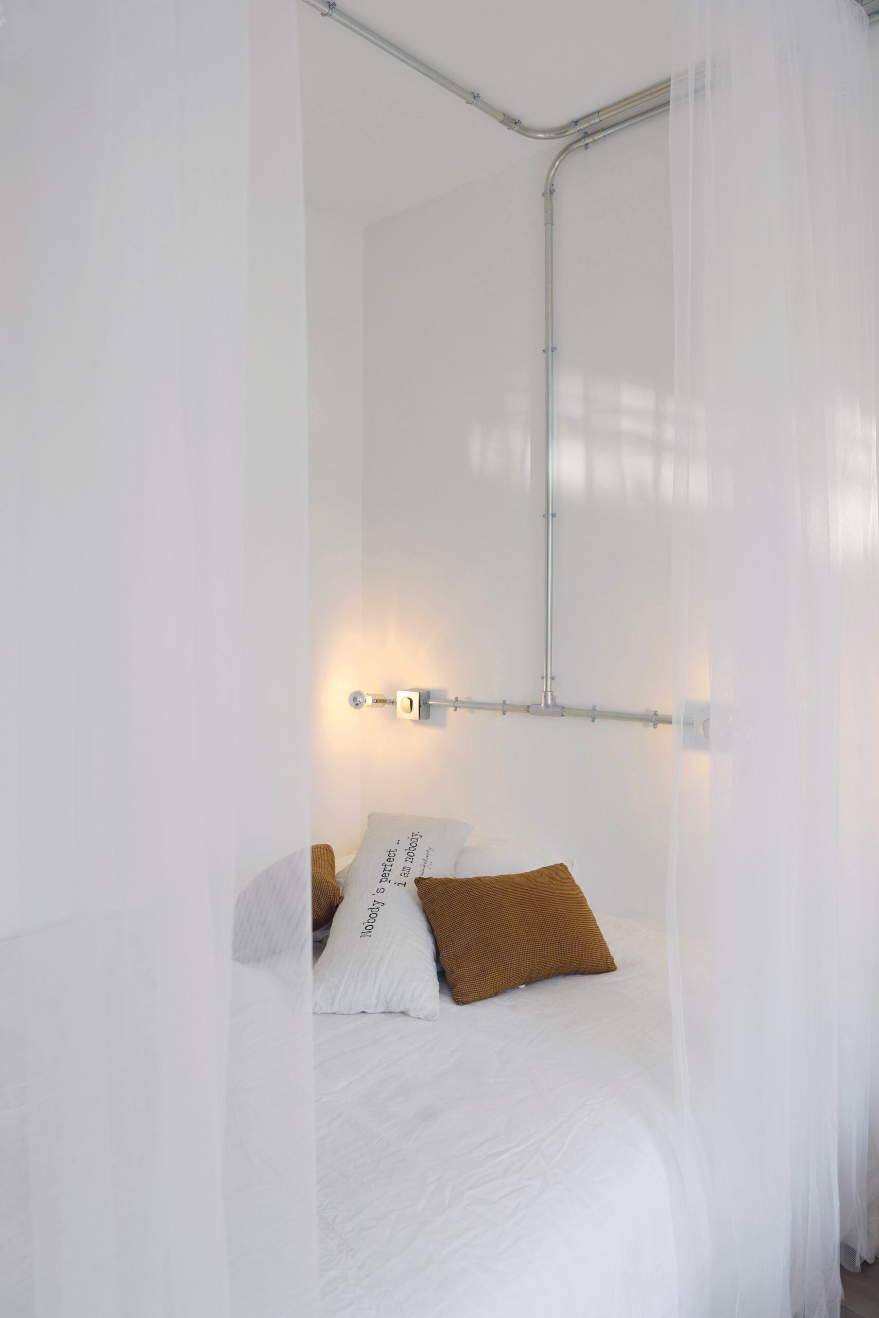 éclairage_chambre ; applique_tete_de_lit ; éclairage_minimaliste