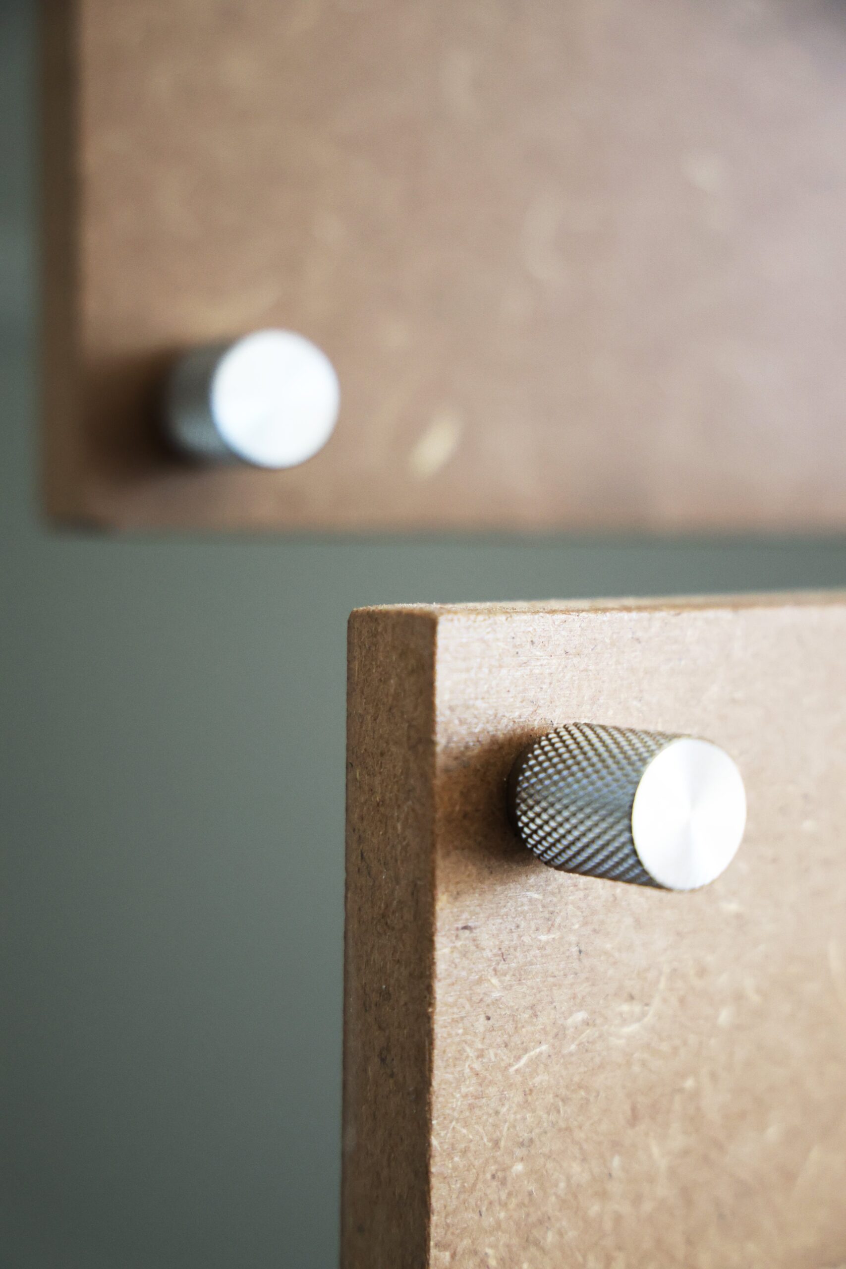 détail_déco ; agencement_bois_brut ; inox ; meuble_mdf ; porte_mdf_brut