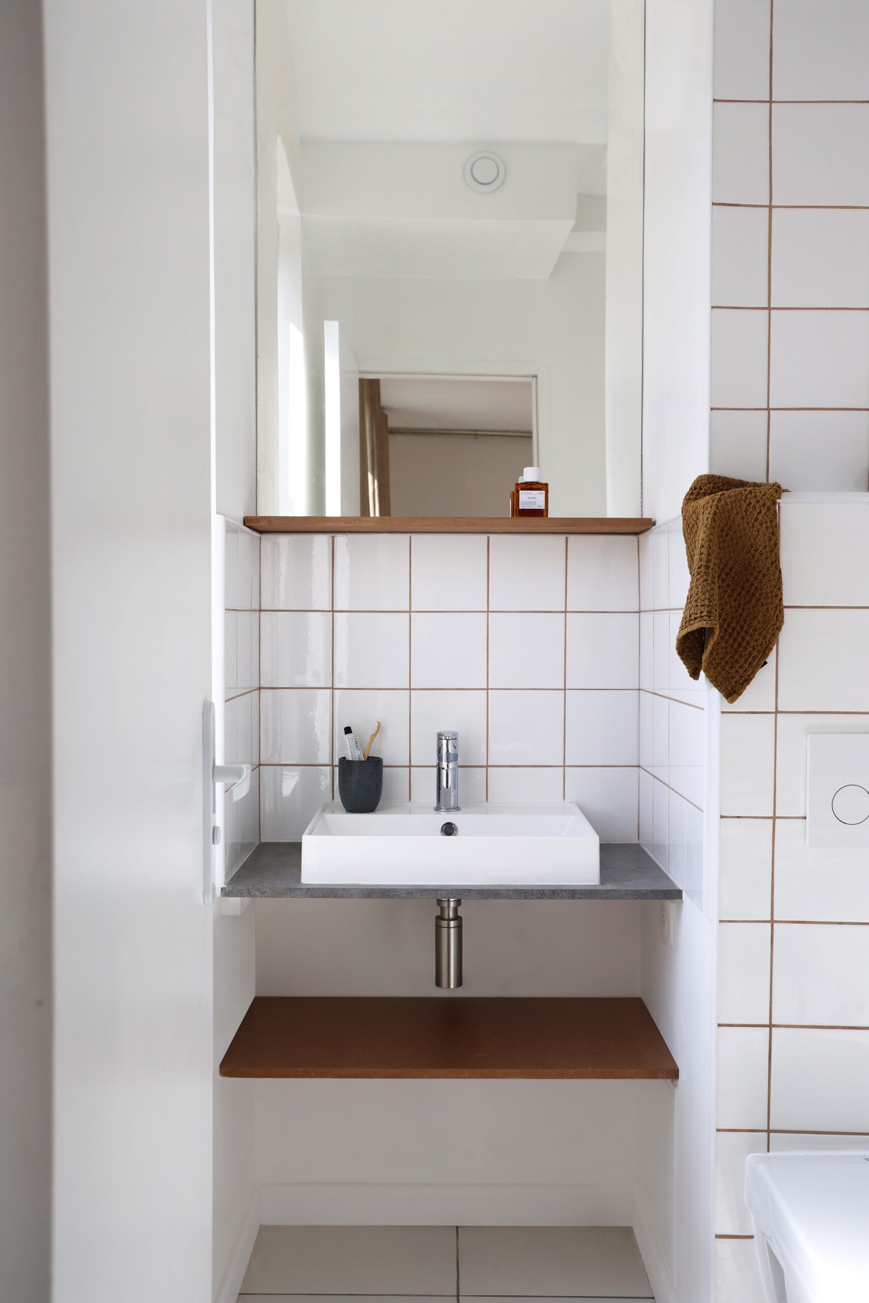 joint_de_carrelage_coloré ; salle_de_bain_minimale ; optimisation_d_espace ; gain_de_place