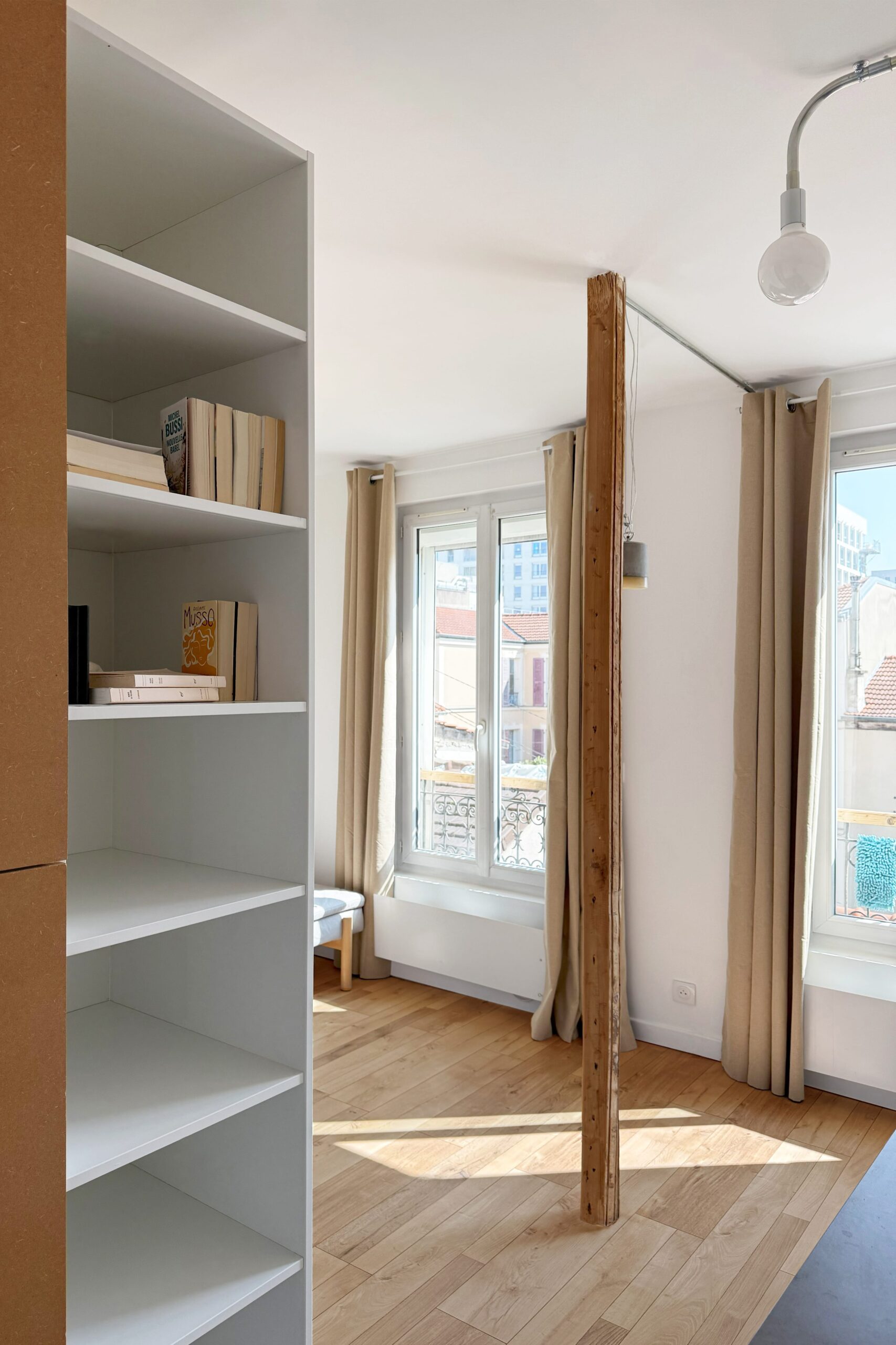 studio_poutre_apparente ; studio_épuré ; rénovation_petit_budget ; studio_blanc_et_bois ; décloisonnement ; petit espace_optimisé ; surface_exploité