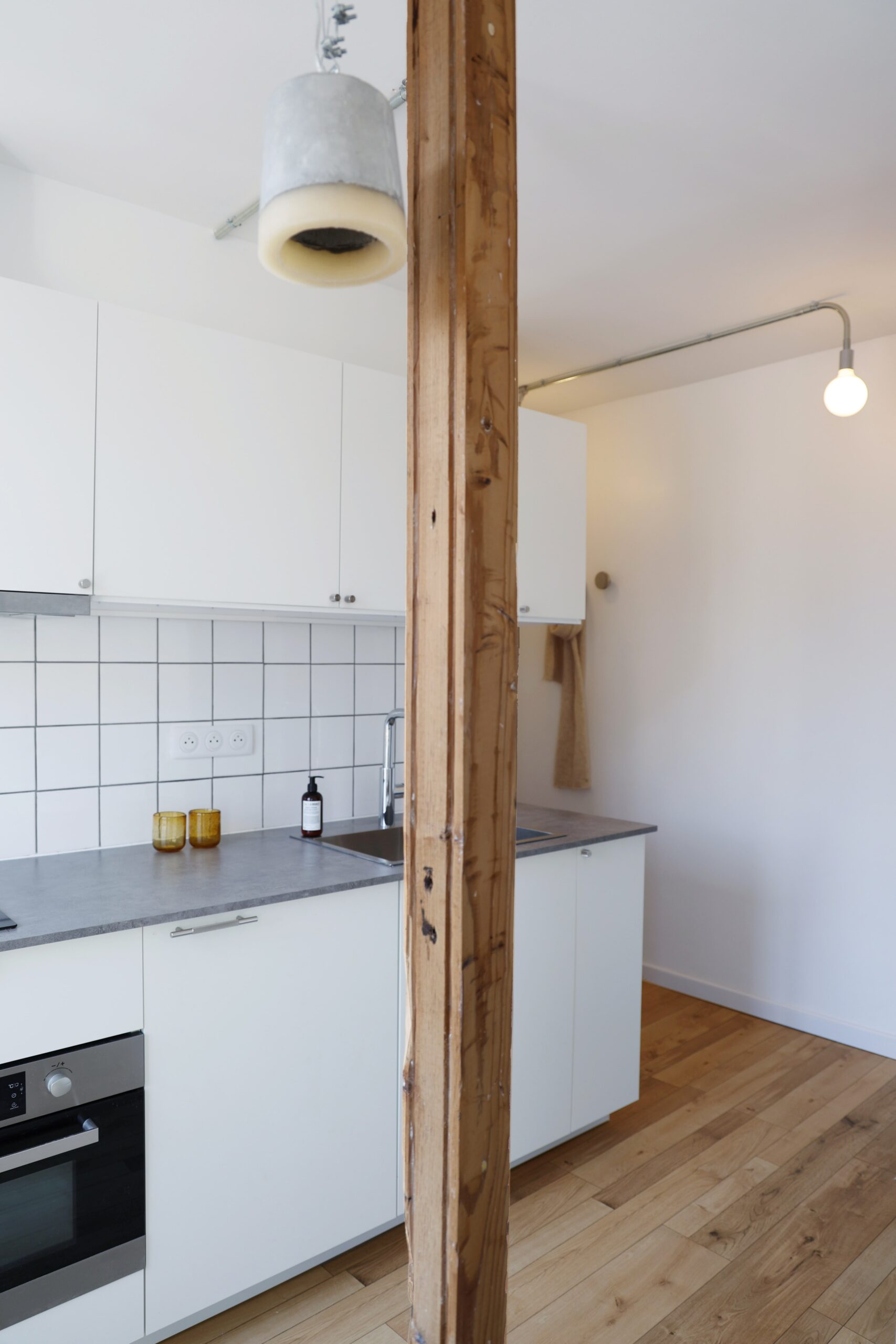 deux_pièces_optimisé ; cuisine_ouverte ; rénovation_deux_pieces ; décoration_matériaux_bruts ; cuisine_compact ; cuisine_tout_équipée